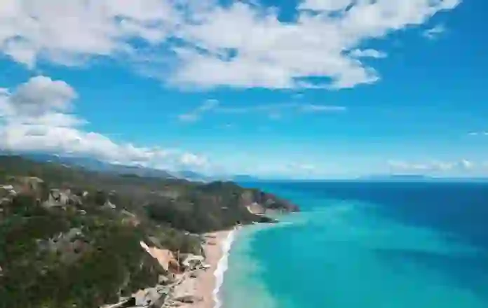‘Mirror’: Zbuloni Rivierën Shqiptare – nga hotelet luksoze buzë detit deri te gjiret e izoluara 