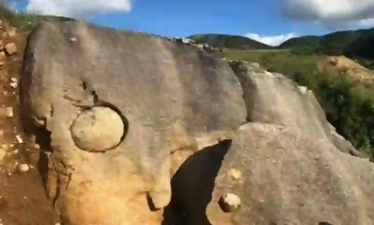 “Misteri” i sferave të ngurta në Tepelenë