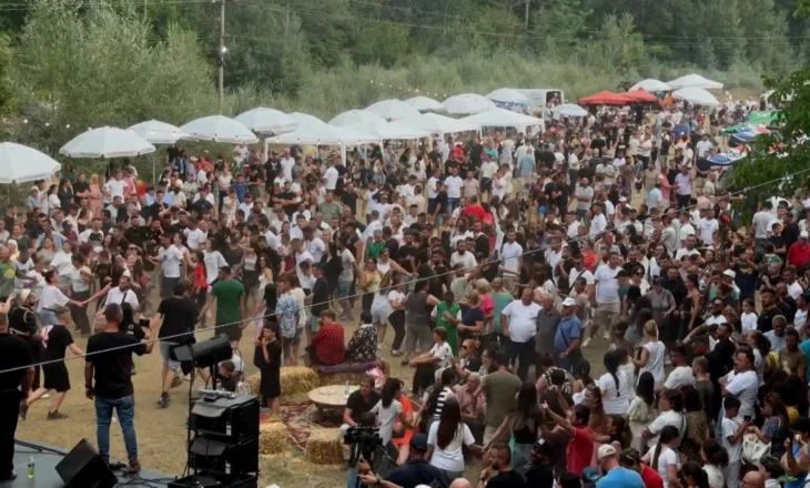 “Mokra n’Fest” ndez atmosferën, rikthehet tradita e ndarjes se kulaçit dhe dollia me 101 shëndete