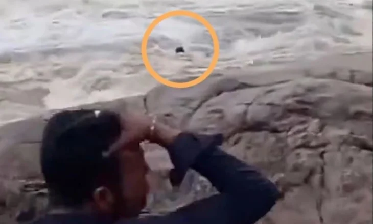 Momenti kur uji i një ujëvare “gëlltit” një Youtuber 22-vjeçar në Indi, video tronditëse