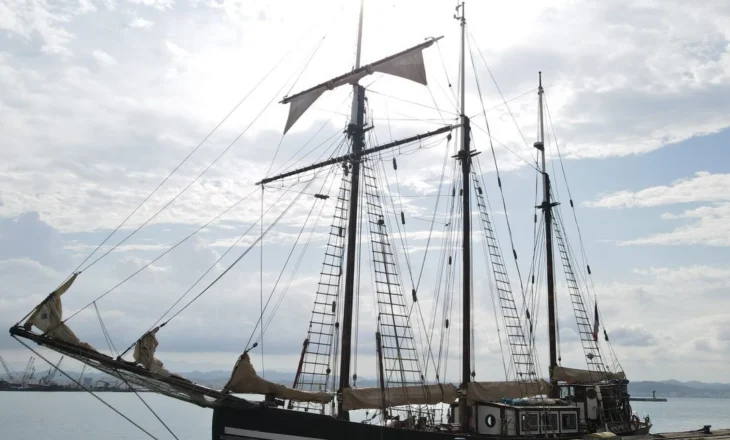 Monumenti lundrues francez ‘Bel Espoir’ mbërrin në Durrës