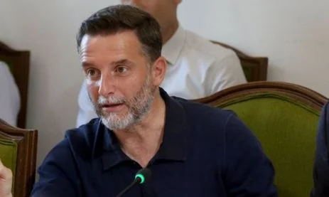 “Mos bëni zgarë në 40 gradë”/ Situata me zjarret, këshillon ‘nën ironi’ deputeti: Lëreni duhanin këto ditë