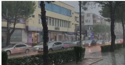 Moti i keq edhe në Lezhë, reshje shiu dhe vështirësi në qarkullimin e automjeteve