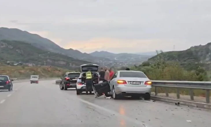 Moti i keq shkakton aksident në Elbasan-Tiranë, dy mjete përplasen në rrugë (Detaje)