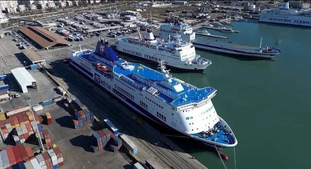Moti i keq, tragetit i këputet litari në Portin e Durrësit (Dettaje)