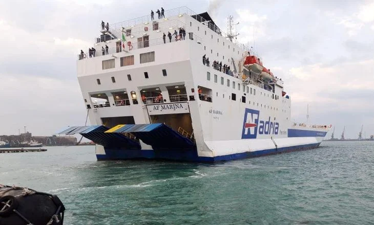 Moti i keq/ Tragetit iu këput cima në portin e Durrësit, Autoriteti Portual: Situata u menaxhua me profesionalizëm