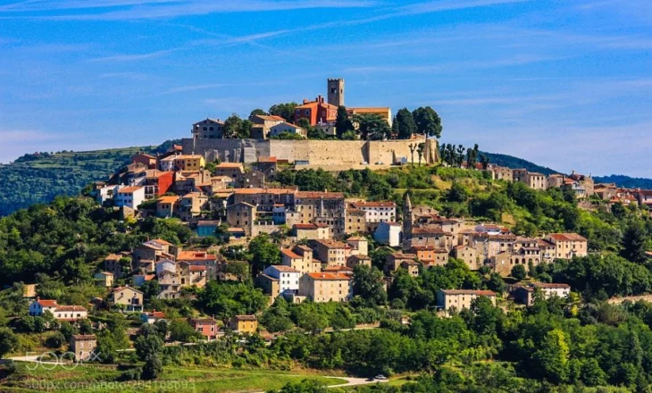 Motovun (Montona), është një qytet i vogël i fortifikuar në Istria qendrore, Kroaci