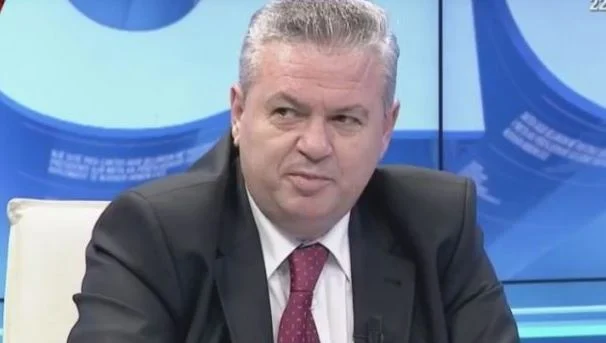Murrizi ironizon Braçen për piramidat online: Mos na hapni barkun me këto qurravitjet sikur jeni në opozitë