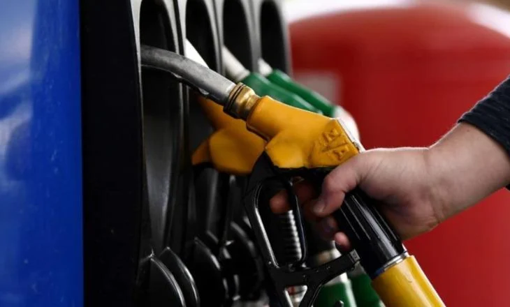Nafta në bursë 10% më lirë se në nisje të vitit, por në Shqipëri u ul vetëm 1.2%! Kompanitë e karburantit nuk reflektojnë as zhvlerësimin e dollarit