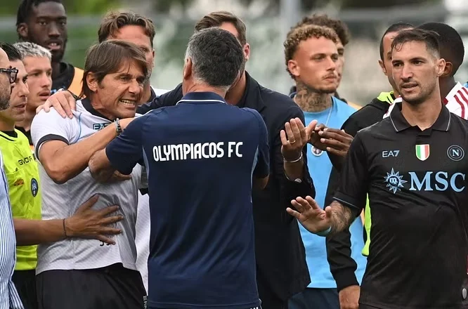 Napoli-Olympiacos / Conte shtyu të kacafytej me të gjithë grekët, pas faullit ndaj Rrahmanit