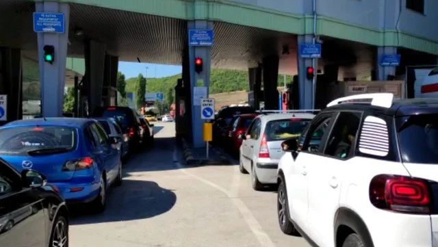 Ndalohet polaku në Qafë Thanë, iu gjetën thika, radio-marrëse e pistoletë me gaz