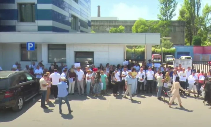Ndërprerja e transmetimit të News 24, gazetarët në protestë para godinës
