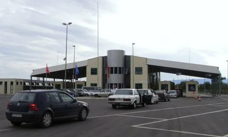 Ndërpritet puna në pikën kufitare të Qafë Thanës/ Pala maqedonase me probleme në sistemin e regjistrimit të…