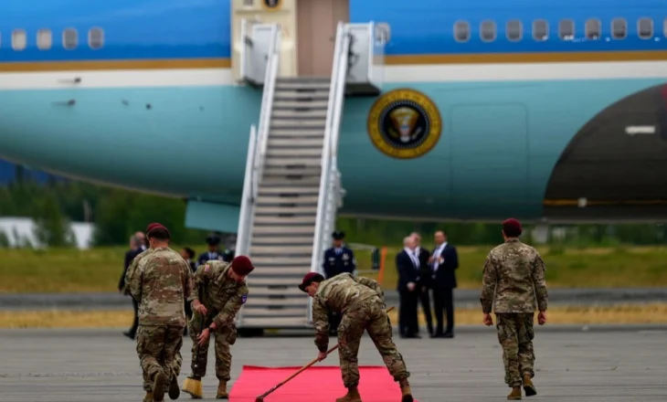 Ndërsa Trump dhe Putin takohen pasi zbresin nga avionët, aeroplanë luftarakë amerikanë fluturojnë sipër tyre, përfshirë edhe bombarduesin B-2
