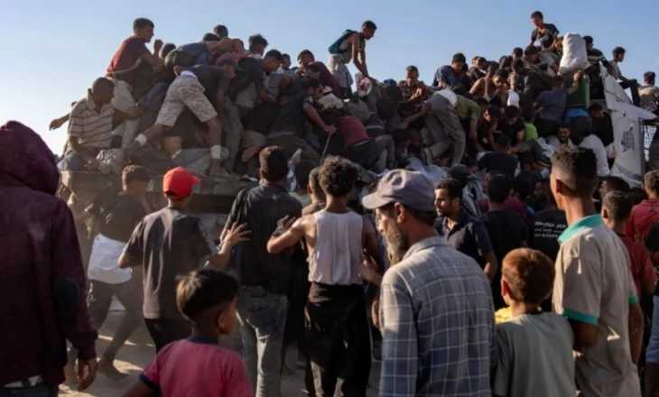 Ndihmat kthehen në tragjedi në Gaza, kamioni me ushqime përplas turmën, dhjetëra viktima
