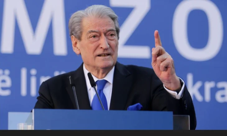 Ndizet situata në selinë blu, Dashnor Sula kërkon largimin e Sali Berishës dhe gjithë kupolës nga baza në qendër…