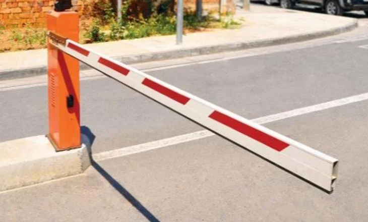 Ndodh çudia në kryeqytet/ 45-vjeçari i vë traun e hekurit sheshit para pallatit, s’lejon banorët që të parkojnë mjetet