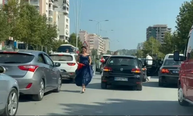 Ndodh edhe kështu/ Aheng në mes të rrugës, dasmorët në Vlorë bllokojnë qarkullimin e automjeteve (Video)