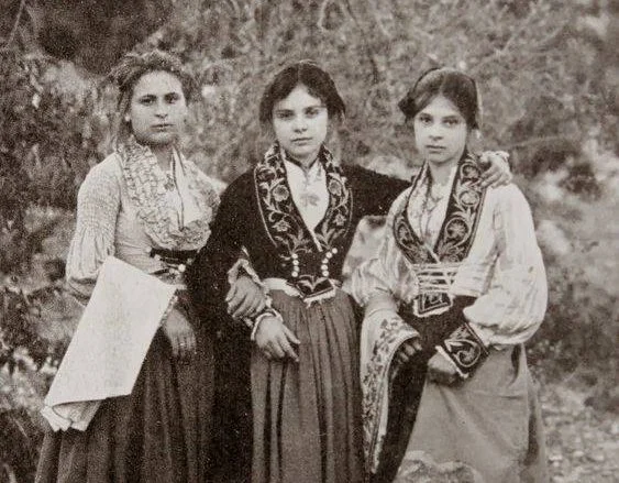 Në Greci, foshnjeve të porsalindura u tregojmë Shqipërinë…