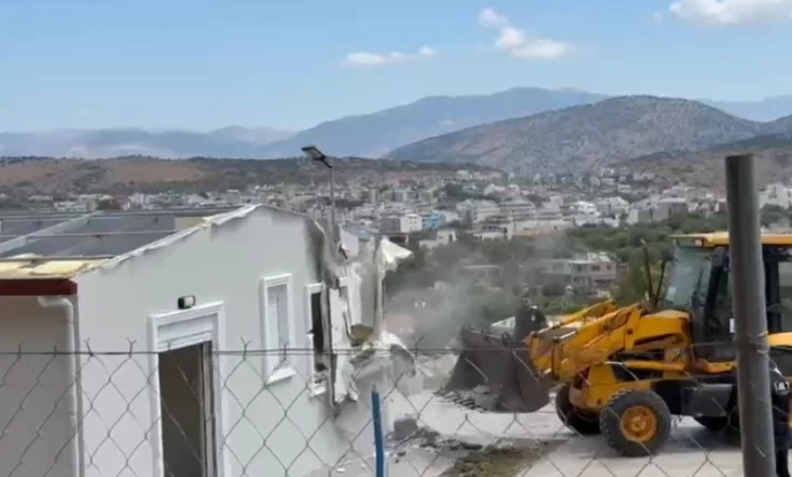 Në kulmin e sezonit, shembet një banesë pa leje në Ksamil