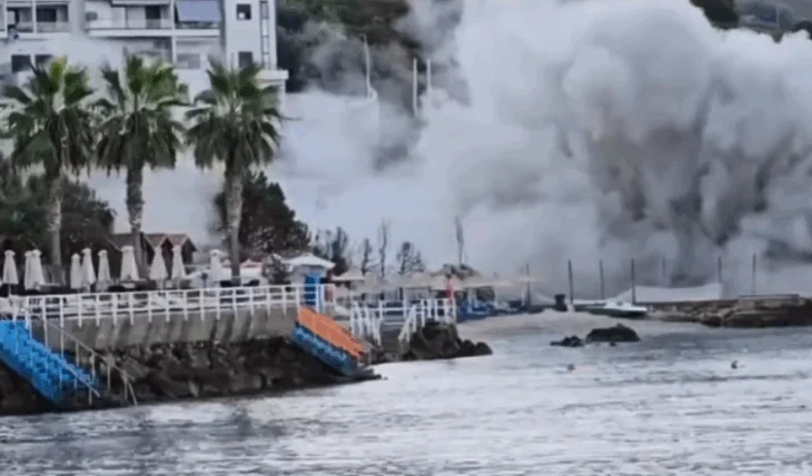 Në mes të sezonit, turistët zgjohen të tronditur nga shëpthimi i 32 kg tritol në Vlorë – VIDEO