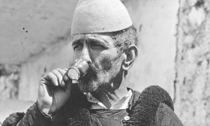 Në Stamboll, Preng Pasha, Gani dhe Esat Toptani, qisnin pushkë pa nda, deheshin e bënin zhurmë duke e bezdisur edhe Sulltanin￼