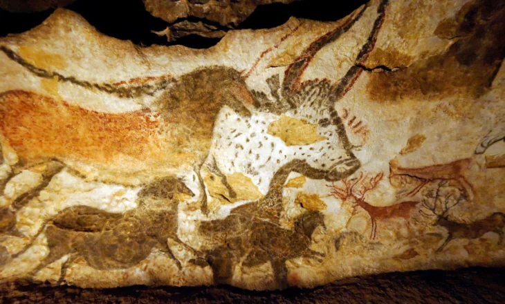 Në vitin 1940, në Lascaux Grotto (Francë), nga  katër djem adoleshentë  është zbuluar shpella me shfaqjet më të shquara të artit parahistorik të zbuluar ndonjëherë
