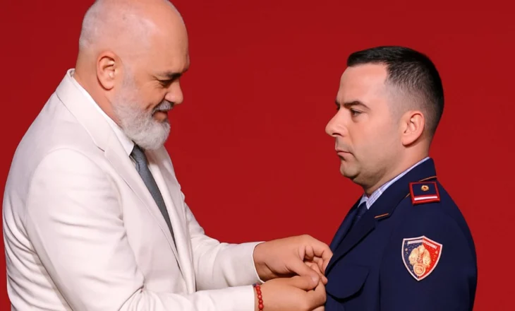 Nënkomisar Eridion Lame nderohet me “Medaljen e Argjendit” për betejën me zjarret në Delvinë
