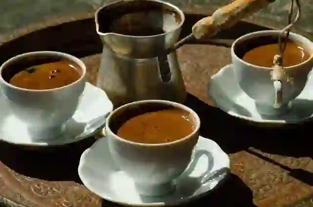 “Nëse mikut i nxjerrin kafenë e tretë, ai duhet të…” Zakoni shqiptar i tre kafeve qē sot nuk ekziston më