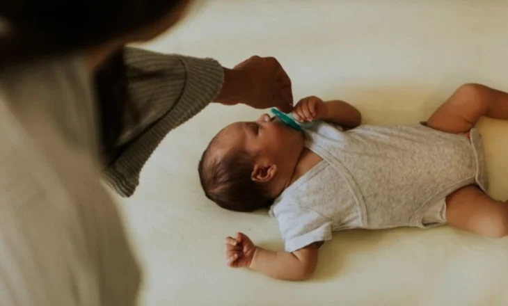 Nga djepi te ushqimi, 5 këshilla të kujdesit për foshnjat që kanë ndryshuar me kalimin e viteve