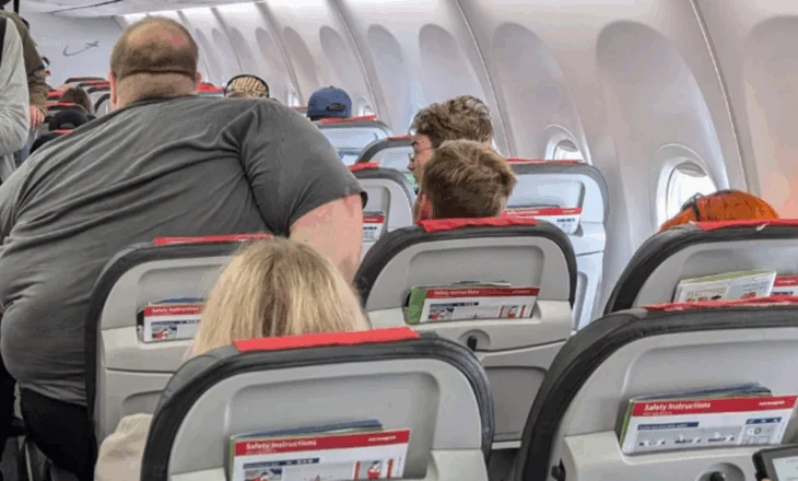 Nga janari 2026, pasagjerët obezë do paguajnë për dy ulëse në avion, vendimi nxit debate