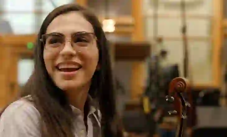 Nga udhëtimet e gjata me autobus, te koncertet madhështore: Historia e violinistes Pathrycia Mendonça