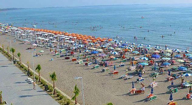 Ngacmoi të miturën në plazhin e Shënginit, bie në pranga 20-vjeçari nga Tirana