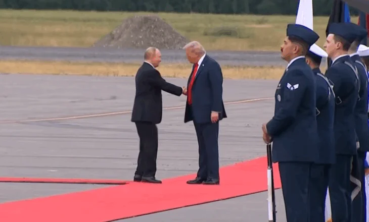 Nis takimi historik në Alaskë, Trump dhe Putin shtrëngojnë duart