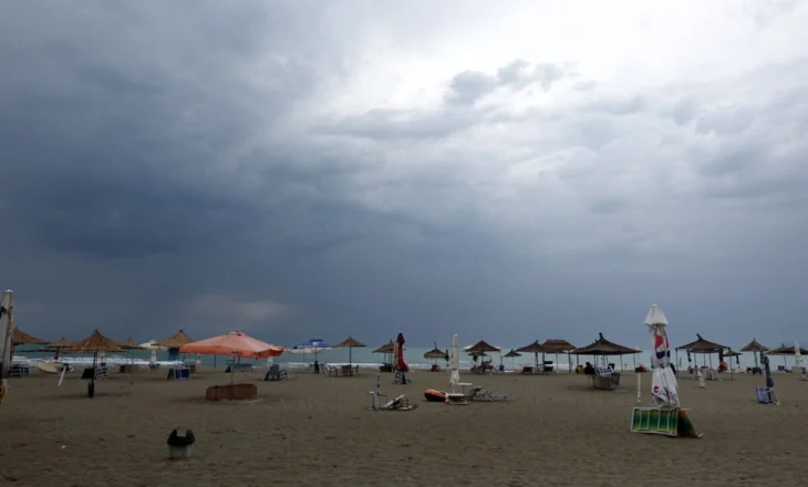 Një ditë pas stuhisë në Vlorë shënohen dëme materiale/ Pushuesit nuk ndalin planin e tyre, në Durrës nis plazhi