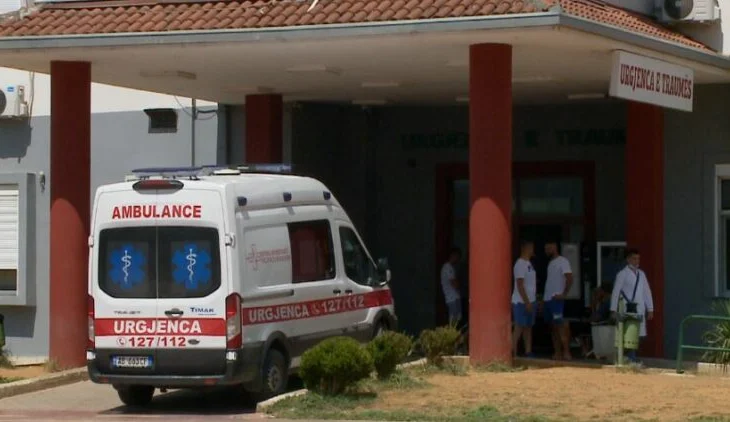 Një shofer i lënduar transportohet drejt Traumës pas aksidentit të 3 makinave në Lezhë