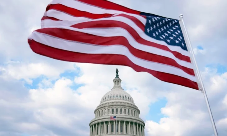 Një vit burg kush djeg flamurin amerikan! Trump nënshkruan urdhrin ekzekutiv