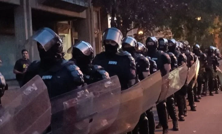 Novi Sad, studentët përleshen me policinë në Fakultetit të Filozofisë, tentojnë të hyjnë me forcë në godinë