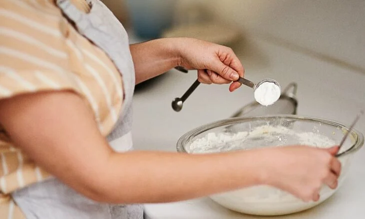 Nuk keni peshore kuzhine? Këto truke të thjeshta do t’ju ndihmojnë të matni përbërësit me saktësi