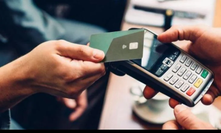 Numri i pagesave me kartë kalon për herë të parë tërheqjet e parasë cash në ATM, rritje me 42%