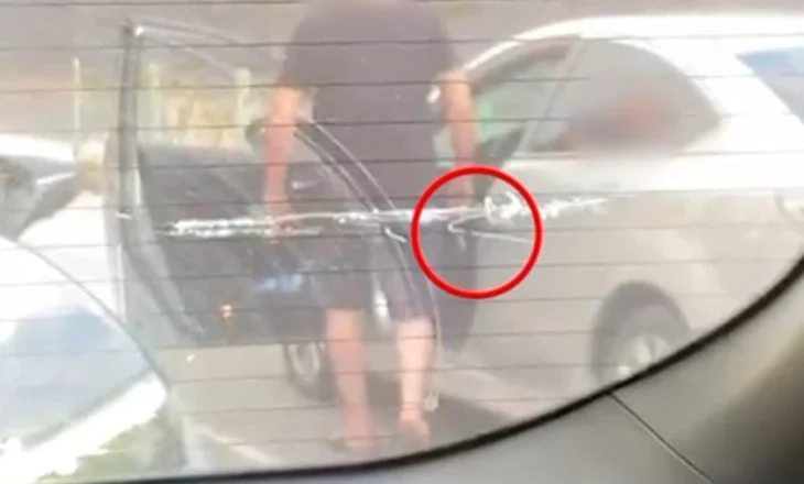Nxori pistoletën në mes të rrugës dhe kërcënoi një person, në pranga 27-vjeçari dhe i vëllai
