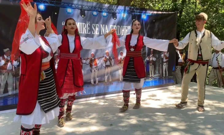 “O mirë se na erdhe” në Zallë Dardhë/ Këngë e valle, festa tradicionale bën bashkë banorët e zonës dhe emigrantët