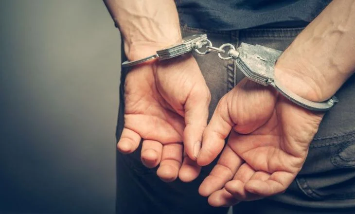 Operacion antidrogë/ Shpërndante kokainë në doza, arrestohet nga policia (EMRI)