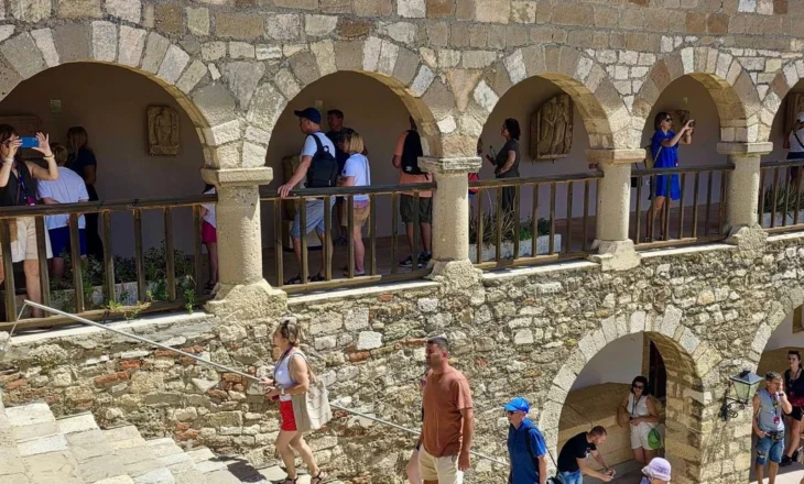 Pafund turistë në parkun e Apolonisë, Rama poston fotot