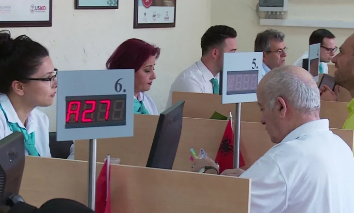 Paga më të larta, shpërblime dhe orare fleksibël, 95.3 mln euro në 2 vite për administratën publike