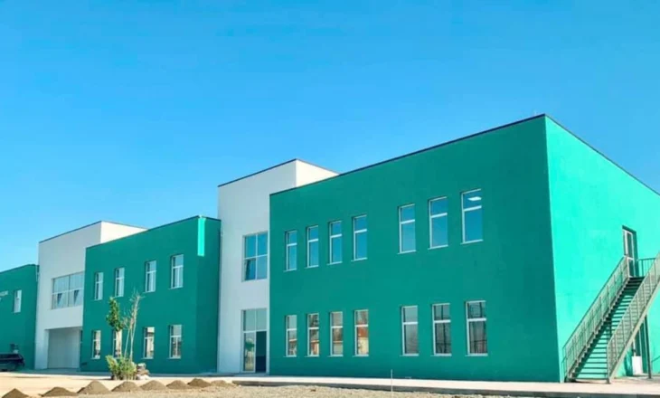 Pak ditë para nisjes së vitit të ri shkollor, 16-vjeçari thyen xhamat dhe kamerat e shkollës në Kurbin