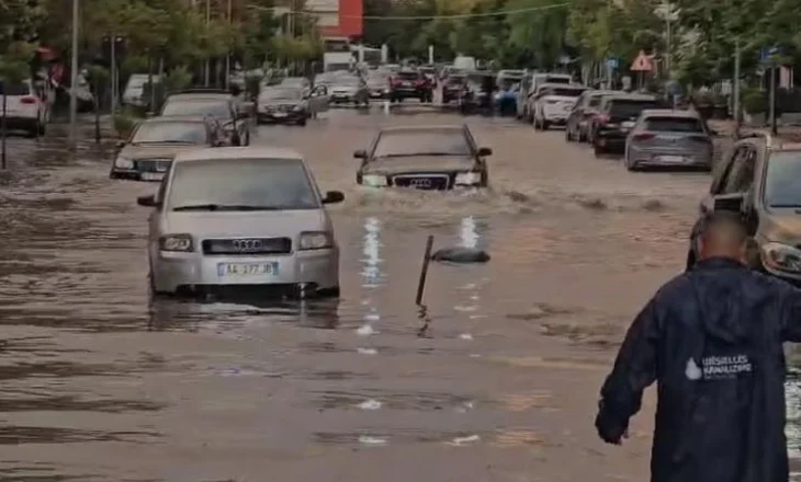 Pak minuta reshje shiu përmbytën Vlorë, pamje të tjera nga rrugët dhe zonat që ishin në pushtetin e ujit