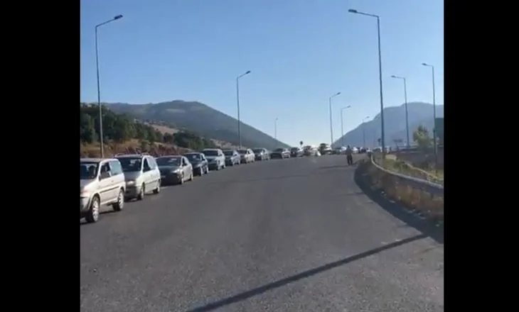 Pala greke me sportele të reduktuara, rikthehen radhët kilometrike në Kapshticë