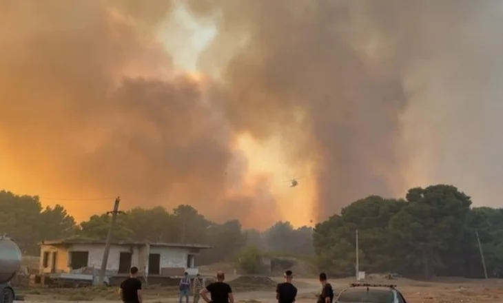 Pamje apokaliptike nga Vlora, helikopteri lufton me flakët në pyllin e Poros