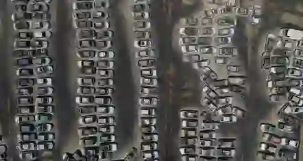 Pamje apokaliptike nga zjarret në Greqi, shkrumbohet parkingu me qindra makina